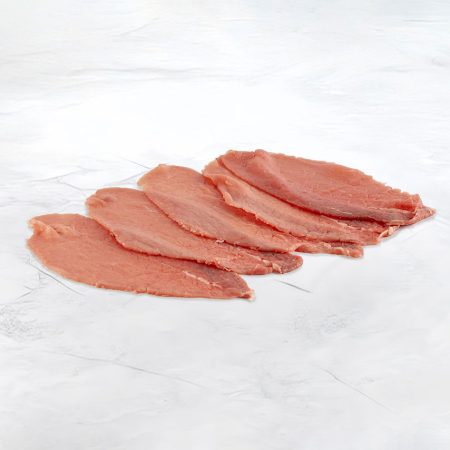foto del carpaccio di fassone piemontese su fondo marmo