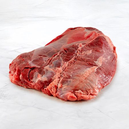 pezzo di flat iron dal colore rosso vivo su fondo marmo