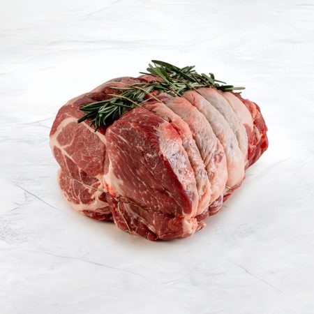 pezzo di arrosto di maiale su fondo marmo