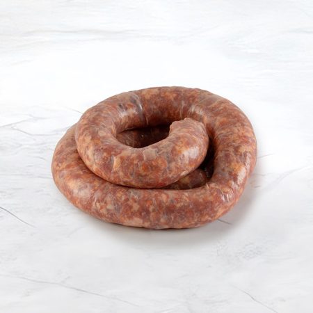 foto di una salsiccia piccante di maiale su fondo marmo