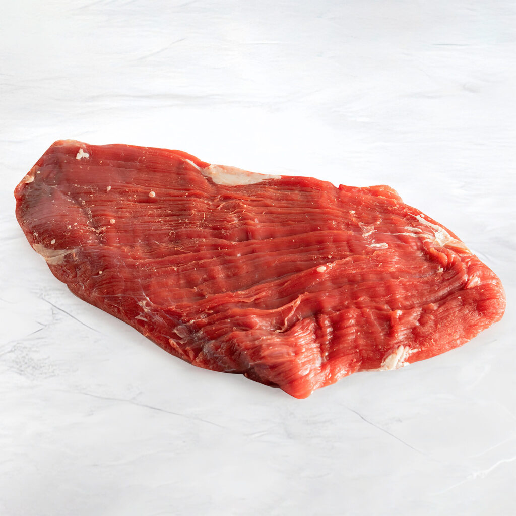 pezzo di flank steak su fondo marmo