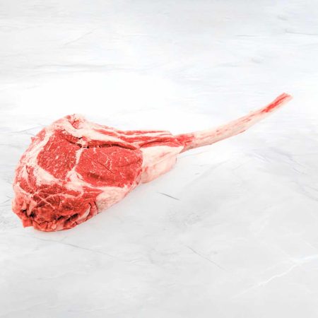 bistecca di tomahawk di fassone piemontese su fondo marmo