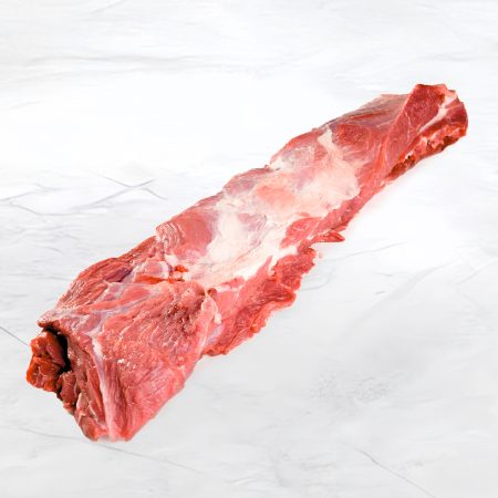 pezzo di bollito magro dal colore rosso vivo su fondo marmo