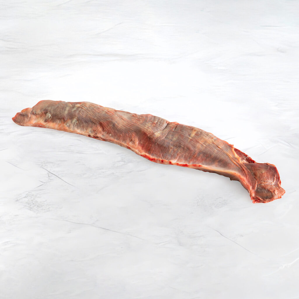 pezzo di diaframma di bovino su fondo marmo