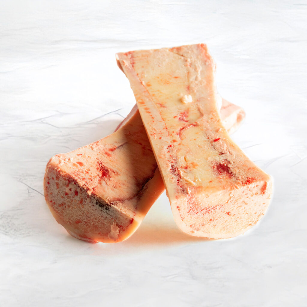 pezzi di femore tagliato su fondo marmo