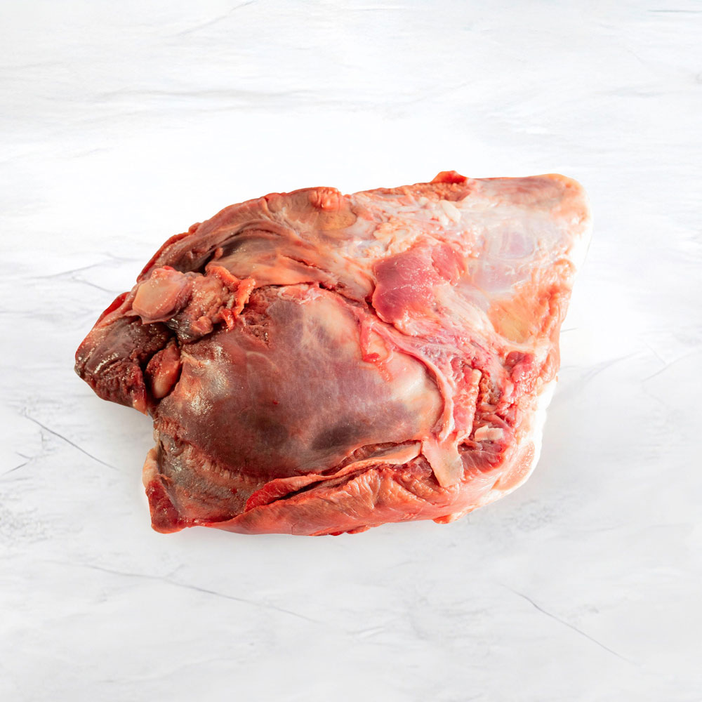 pezzo di guanciale rosso vivo su fondo marmo