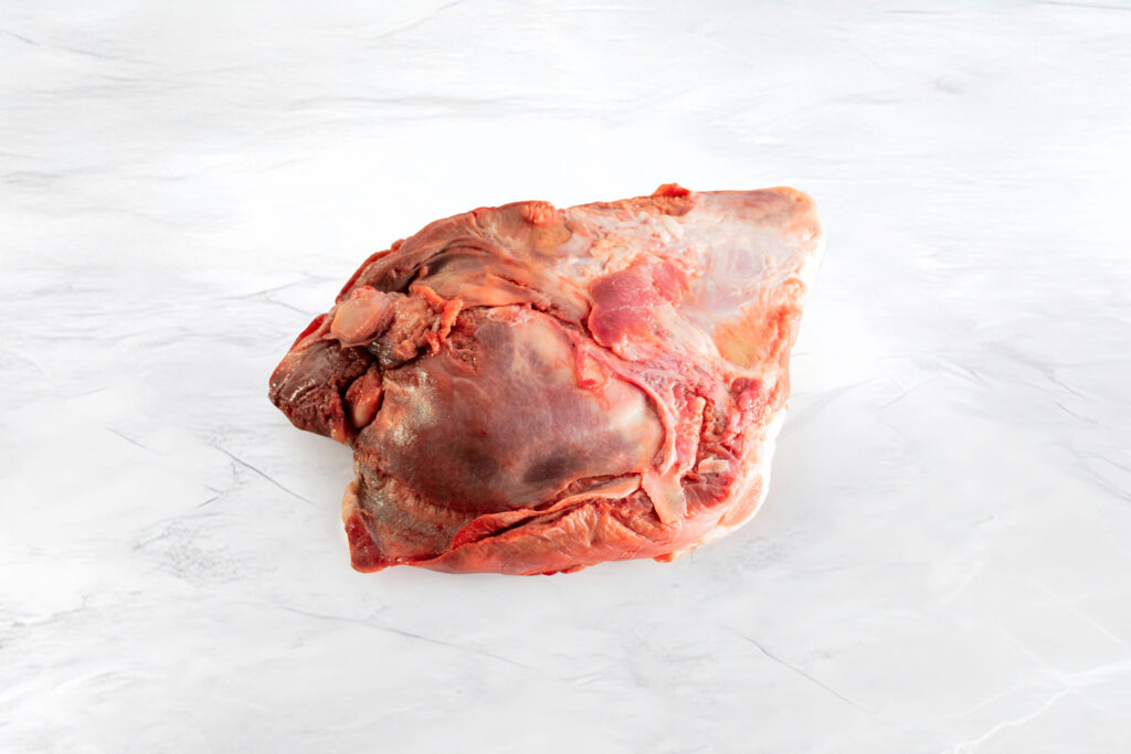 pezzo di guanciale rosso vivo su fondo marmo