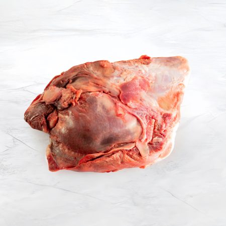 pezzo di guanciale rosso vivo su fondo marmo