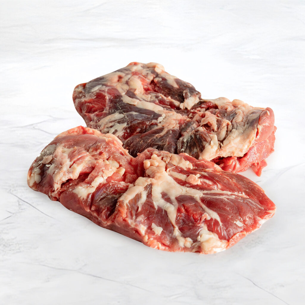 due pezzi di ragnetto di fassone piemontese dal colore rosso vivo su fondo marmo