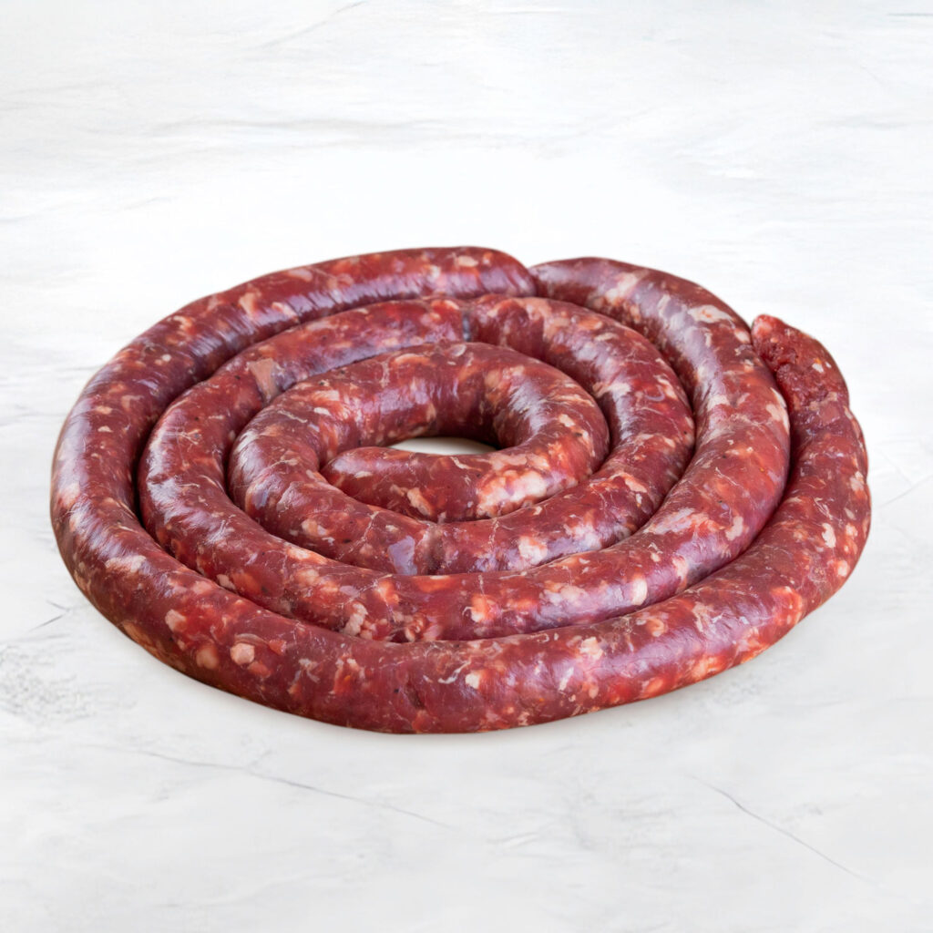 salsiccia di bovino di tipo bra su fondo marmo