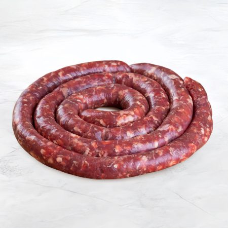 salsiccia di bovino di tipo bra su fondo marmo