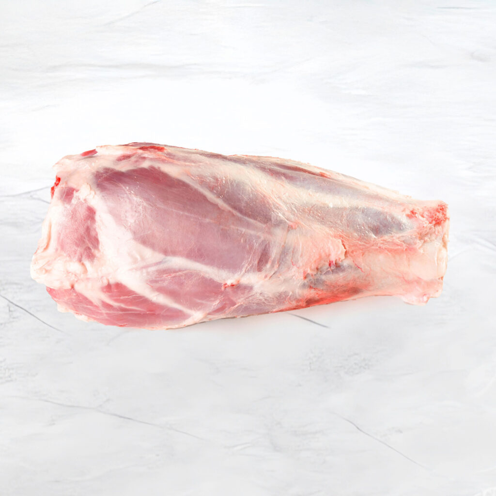 pezzo di stinco di vitello dal colore molto rosa su fondo marmo