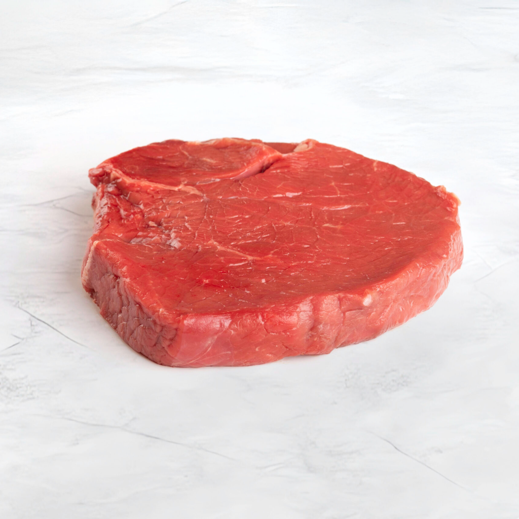 tagliata di bovino su fondo marmo