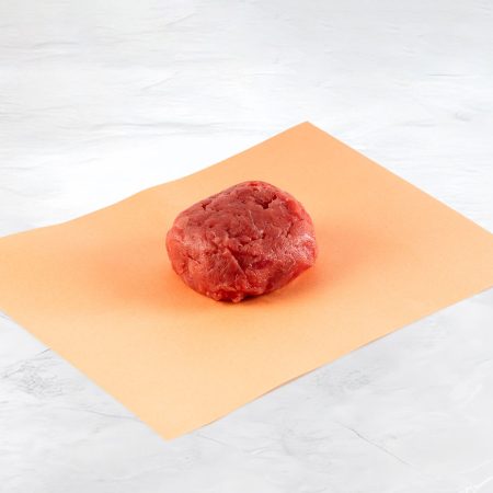 battuta di fassone piemontese su foglio di carta