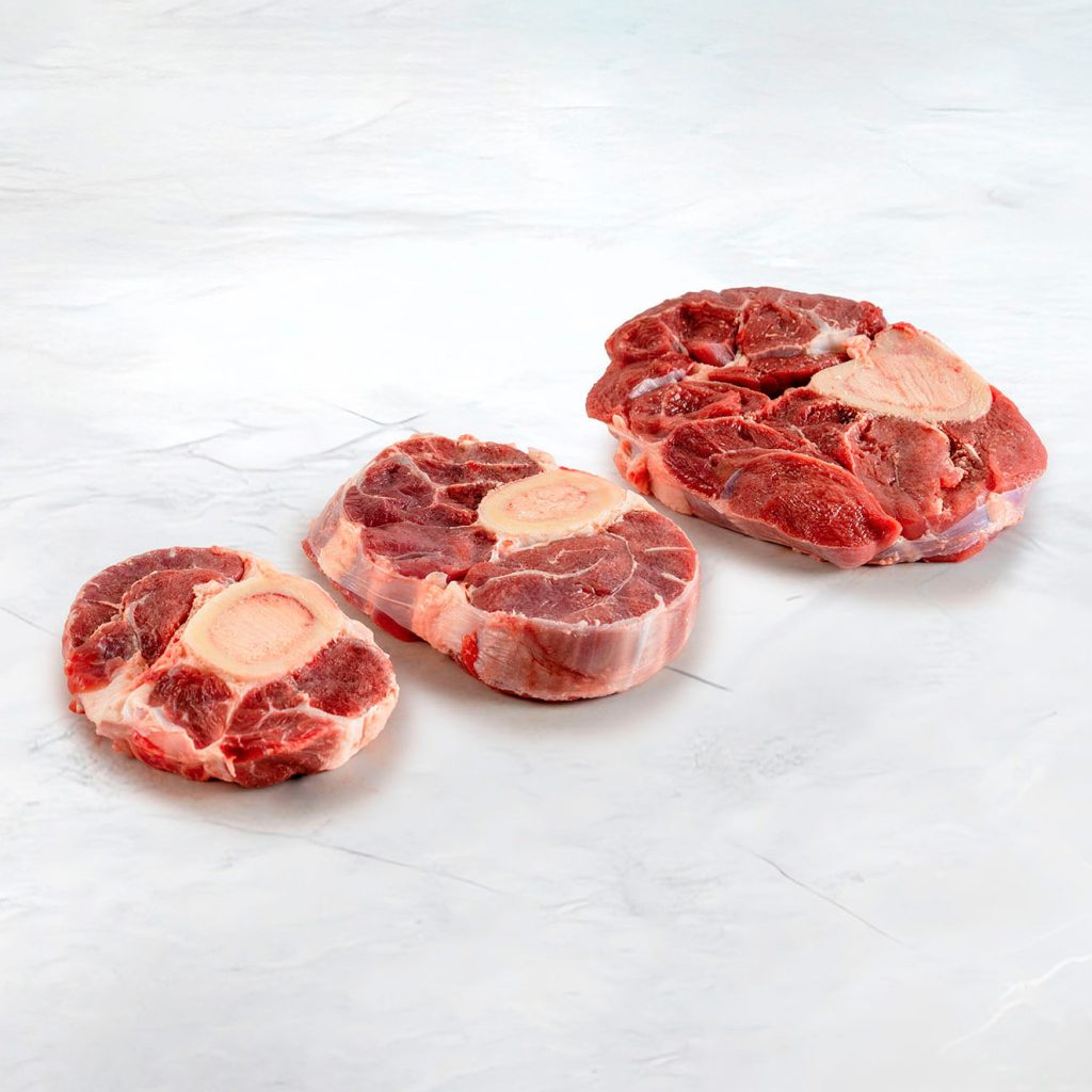 tre fette di ossobuco di manzo su fondo marmo