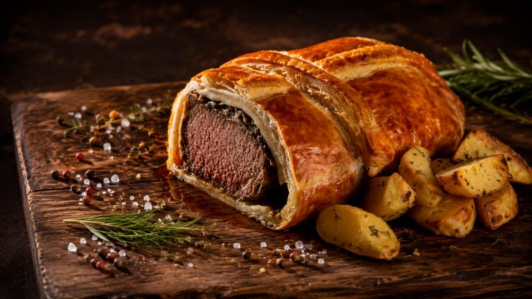 filetto alla wellington su tagliere