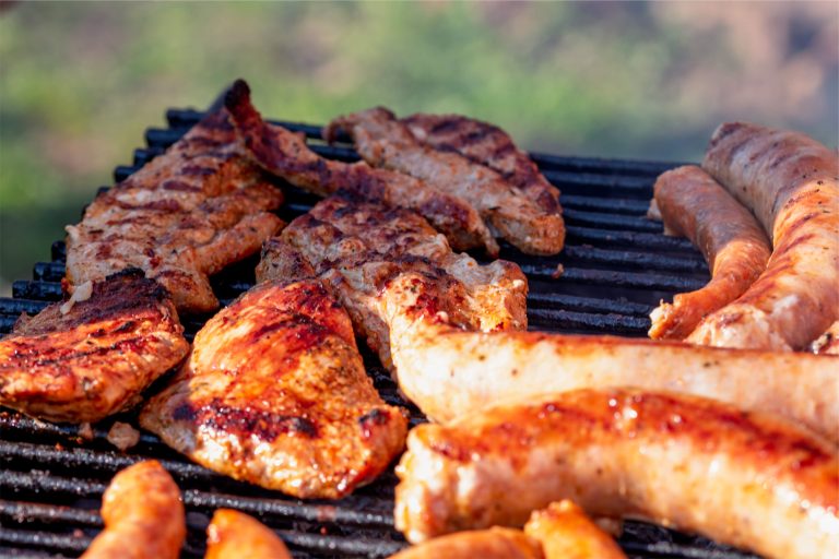 Carne sulla griglia per la grigliata di Ferragosto
